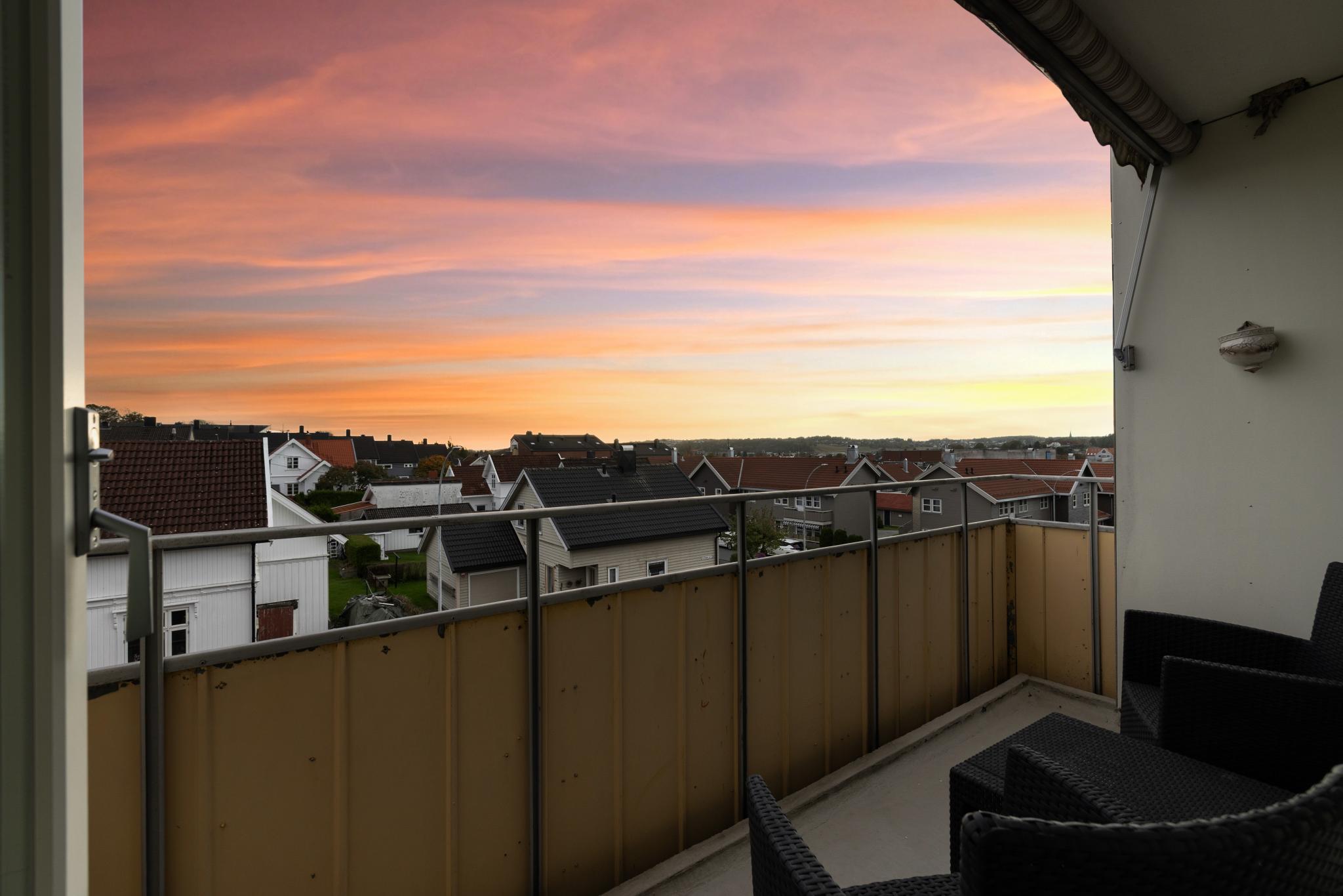 Utsikt fra veranda. På verandaen er det også sitteplasser for to og bord. 